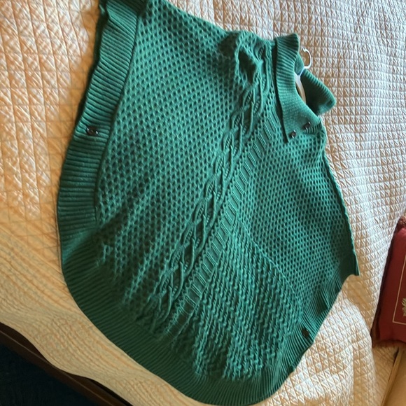 Talbot’s cable knit sweater cape in forest green. Size 1x. - Picture 5 of 9